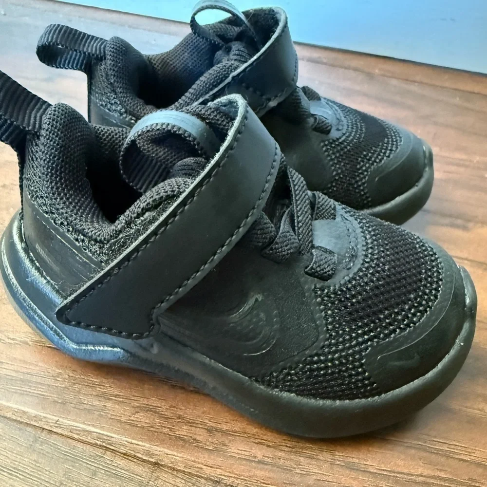 Nike Cosmic Runner All-Black Kids' Sneakers-Size 3C NWOT